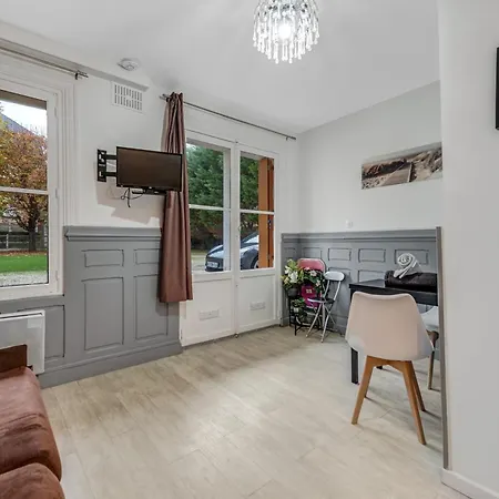 100m De La & Casino Apartment