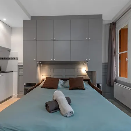 100m De La & Casino *