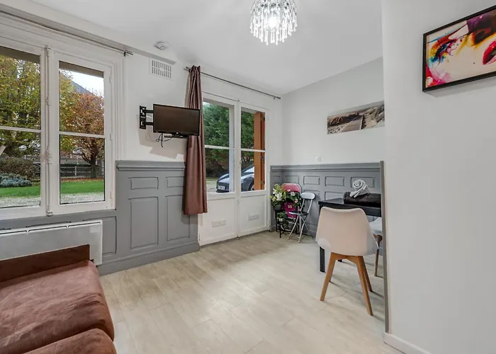 100m De La & Casino Apartment