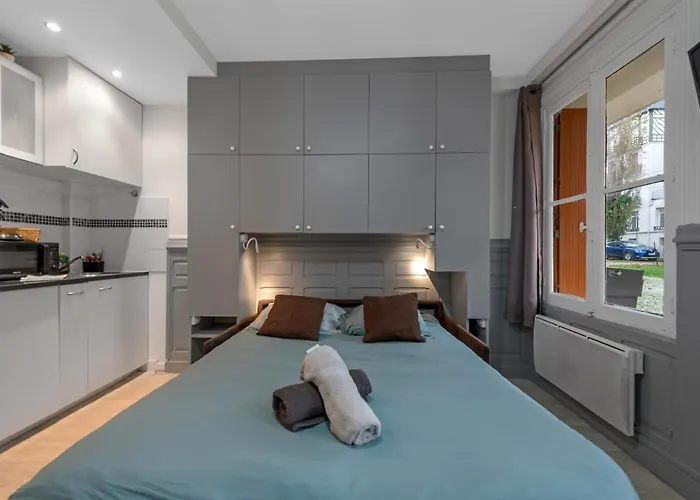 100m De La & Casino *