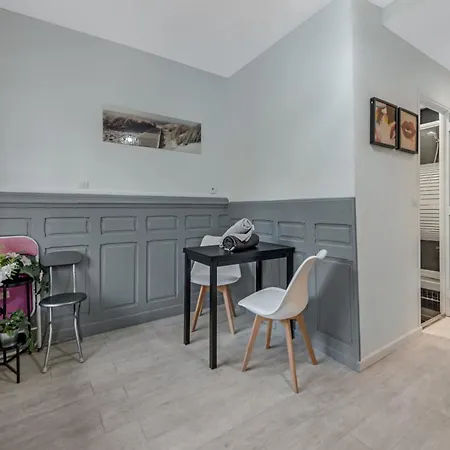 アパート 100m De La & Casino